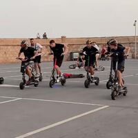 Quedadas masivas para echar carreras ilegales con patinetes trucados: la última moda entre los chavales de la generación Z que preocupa a la policía