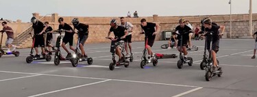 Quedadas masivas para echar carreras ilegales con patinetes trucados: la última moda entre los chavales de la generación Z que preocupa a la policía