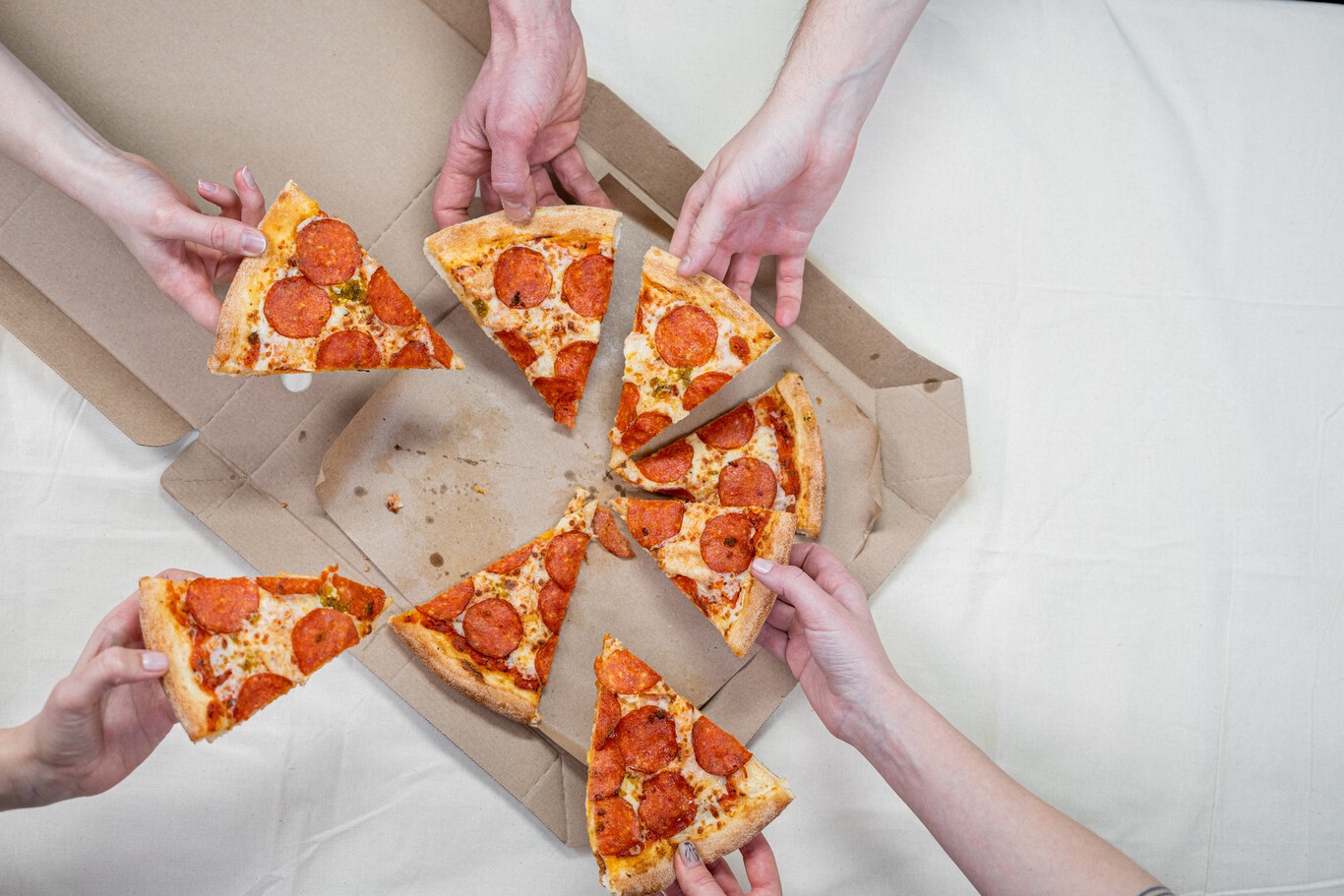 Pizza con pepperoni y queso derretido sobre fondo oscuro