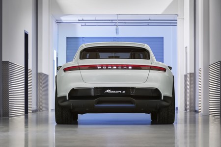 Porsche Mission E Cross Turismo 4