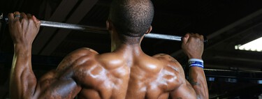 Una rutina de espalda y bíceps para ganar densidad y amplitud que puedes hacer dos veces por semana 