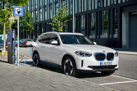 El nuevo SUV eléctrico BMW iX3 irrumpe con 460 km de autonomía WLTP y cargas de 100 km en 10 minutos