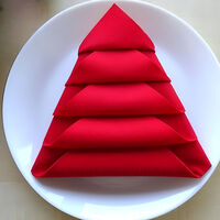 Un árbol de Navidad hecho con una servilleta en un minuto: una sencilla manualidad para decorar la mesa navideña 