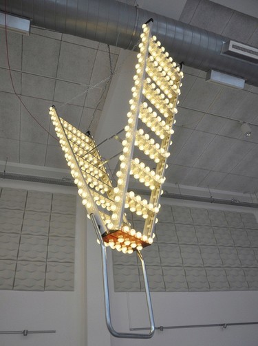 ¿Qué hacer con la vieja escalera del desván? Una lámpara estupenda 