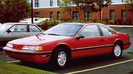 A pequena seta fez sua primeira aparição em um Ford Thunderbird de 1989. © Wikipédia
