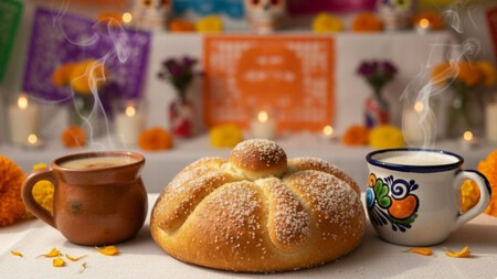 Atole con masa o con fécula de maíz: cuál es mejor para acompañar el pan de muerto