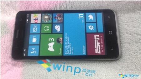 Se muestra otro móvil Huawei con Windows Phone 8