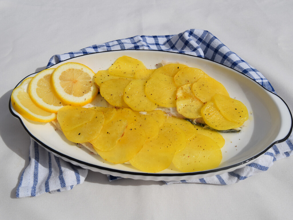Lubina en costra de patata, una receta fácil y muy rica en 15 minutos