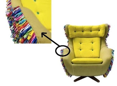 Un sillón lleno de cintas de la suerte