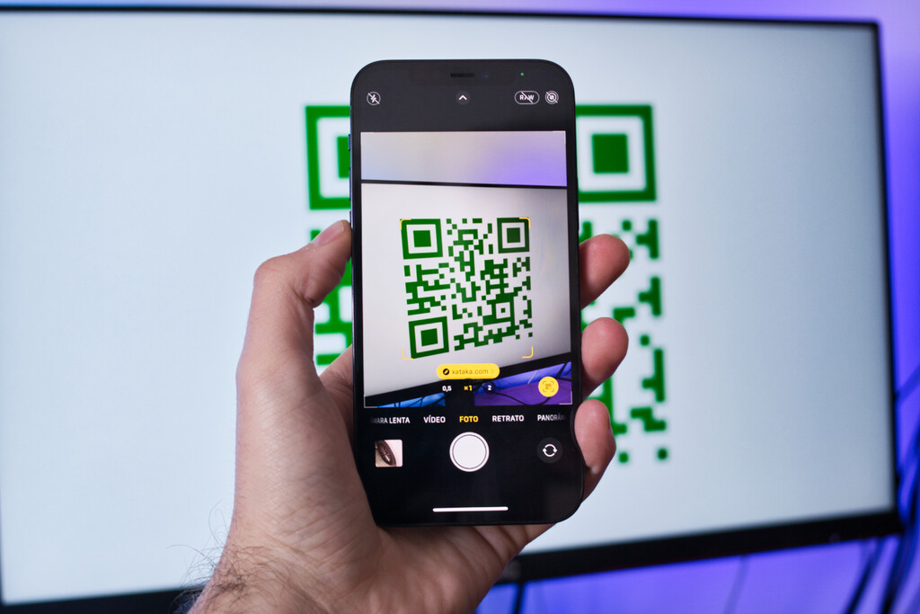 En la época de los códigos QR, descargar una app en el móvil para leerlos es totalmente innecesario (tanto en iOS como en Android)