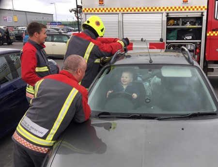 Un niño de catorce meses se queda encerrado en el coche (pero en lugar de llorar, se ríe ante el peligro)