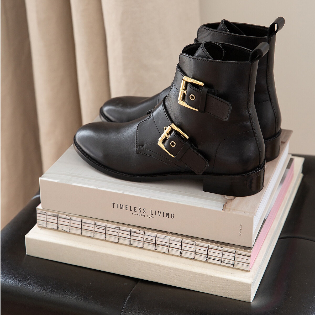 Botines de piel con correas y hebillas