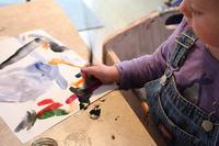 Todas las familias pueden ser artistas en el taller de pintura didáctico de Gijón