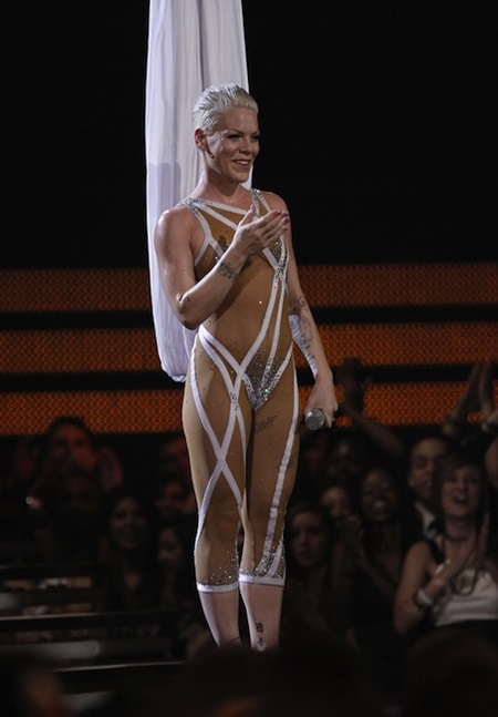 Lo siento mucho pero se acabó eso de ir a los Grammy enseñando cacha, hombre ya