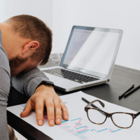 Millennials y Gen Z están “quemados”: trabajan igual que otras generaciones, pero sin esperanza