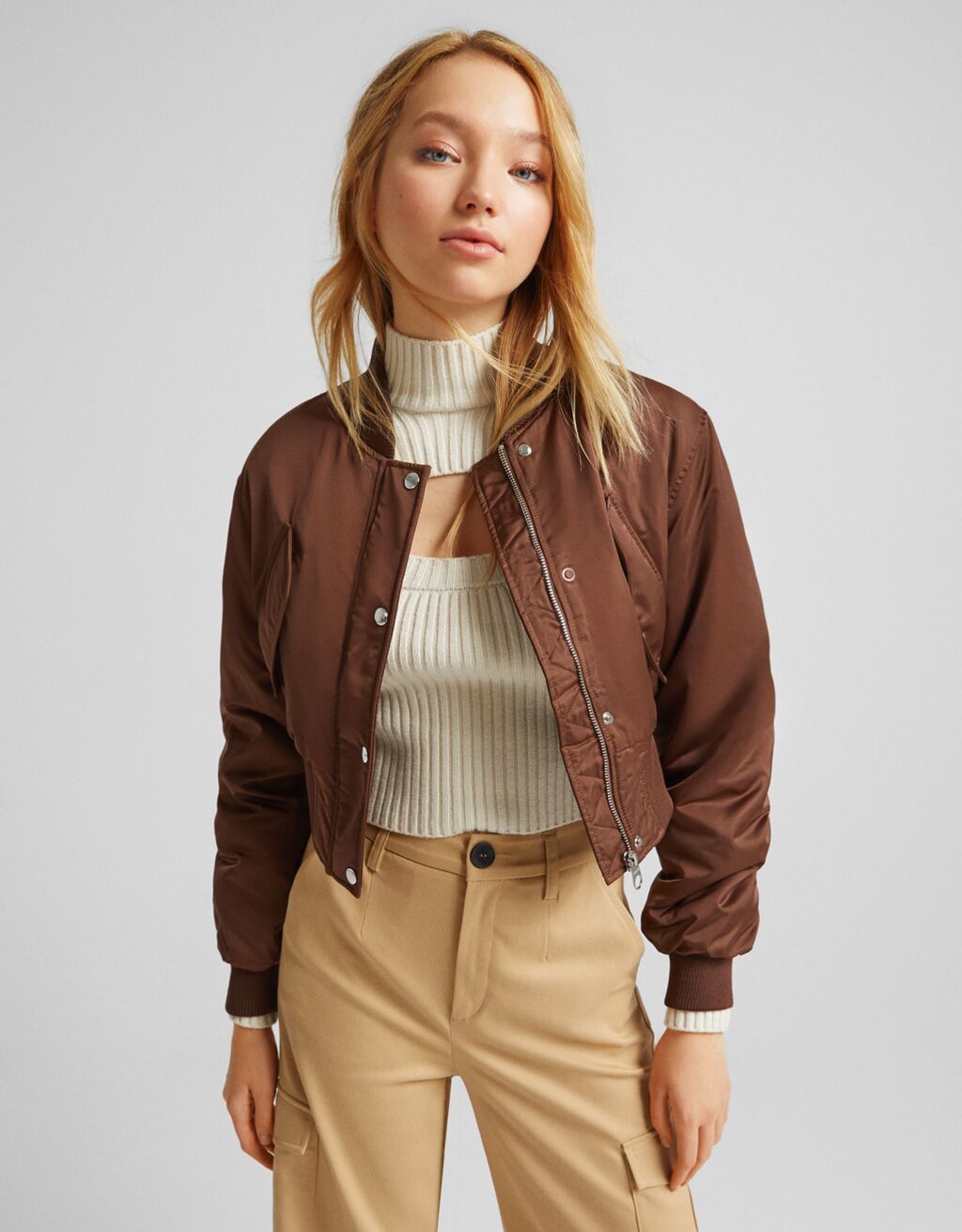 Cazadora bomber satinada cropped