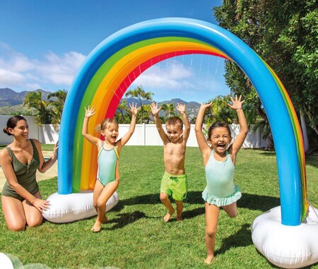 Accesorios hinchables y piscinas para el verano: cinco consejos para que los niños disfruten de ellos con seguridad