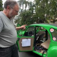 “Es una pequeña cabina para irse de vacaciones”: este jubilado ha camperizado su clásico Citroën 2CV con una cocina y una cama de 2,5 metros 