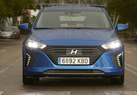 Hyundai IONIQ híbrido enchufable, prueba contacto