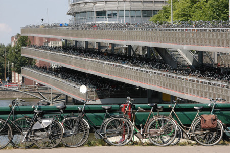 Este vídeo demuestra que en Holanda están a otro nivel aparcando bicis