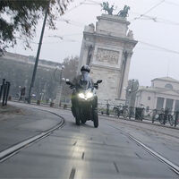 Kymco confirma la llegada de su scooter de tres ruedas con este teaser que deja poco a la imaginación
