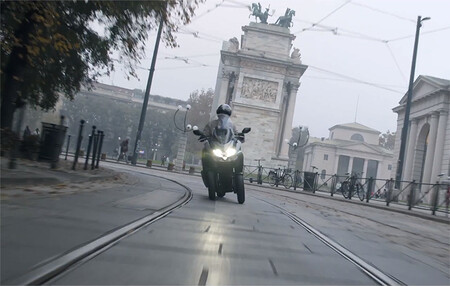 Kymco confirma la llegada de su scooter de tres ruedas con este teaser que deja poco a la imaginación