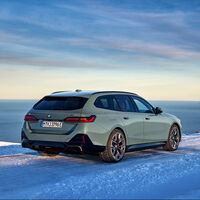 BMW le está cogiendo el gusto a hacer familiares rapidísimos, ahora en formato eléctrico: el nuevo BMW i5 Touring es todavía más potente que el BMW M3