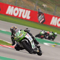 Tom Booth-Amos aprovecha la pista mojada para estrenarse en una extraña carrera de Supersport 300