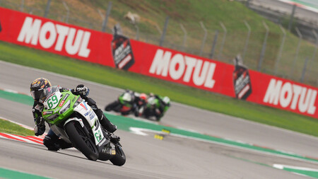 Tom Booth-Amos aprovecha la pista mojada para estrenarse en una extraña carrera de Supersport 300