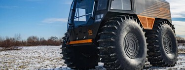 Tiene 55 CV, unas ruedas gigantes y no necesita suspensión: este 4x4 puede nadar y trepar por el hielo