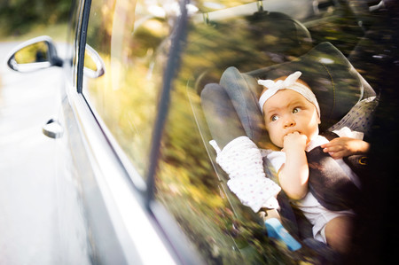 Cómo elegir la mejor silla de coche para que tu hijo viaje seguro