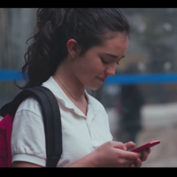Miles de adultos se hacen pasar por niños para acosar a otros: el vídeo viral sobre grooming que tus hijos tienen que ver