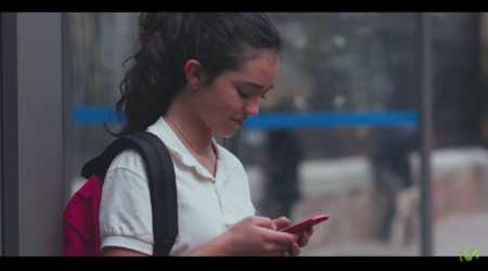 Miles de adultos se hacen pasar por niños para acosar a otros: el vídeo viral sobre grooming que tus hijos tienen que ver