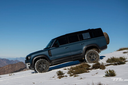 Land Rover prepara un nuevo Defender 130 de siete plazas para 2022