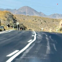 "Es muy complicado hacerlo tan mal". Un tramo de carretera de Almería se hace viral por las lamentables líneas que acaban de pintar