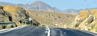 "Es muy complicado hacerlo tan mal". Un tramo de carretera de Almería se hace viral por las lamentables líneas que acaban de pintar