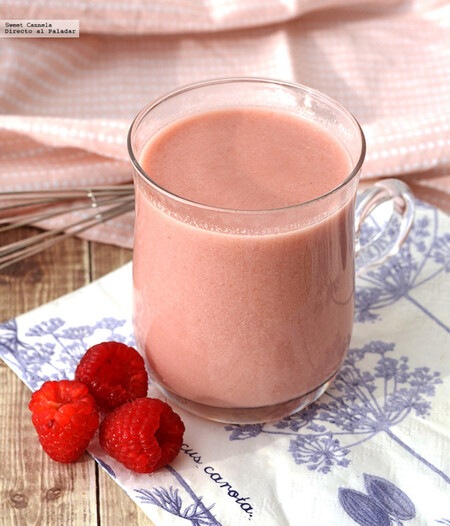 Chocolate caliente con frambuesas. Receta romántica para el Día del Amor y la Amistad