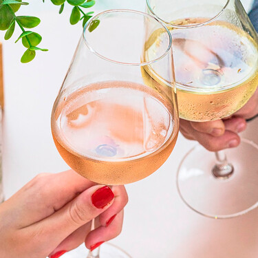 Ni blanco, ni tinto: el rosado con firma del chef Arzak elaborado en una de las bodegas más antiguas de España que es ideal para el aperitivo