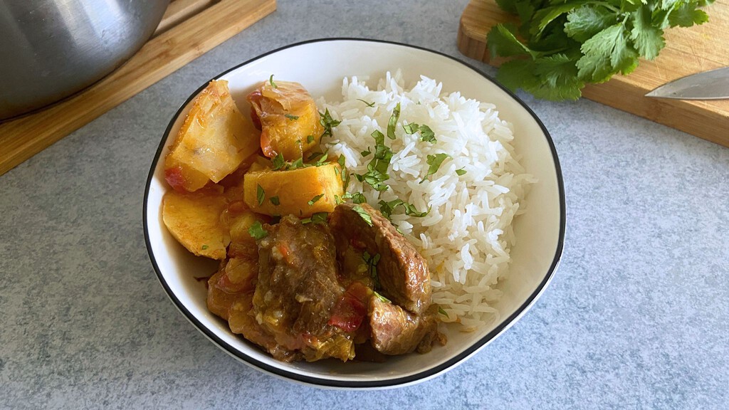 Sudado de carne colombiano, el guiso de ternera que se cocina a fuego lento hasta quedar meloso