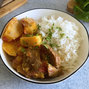 Sudado de carne colombiano, el guiso de ternera que se cocina a fuego lento hasta quedar meloso 
