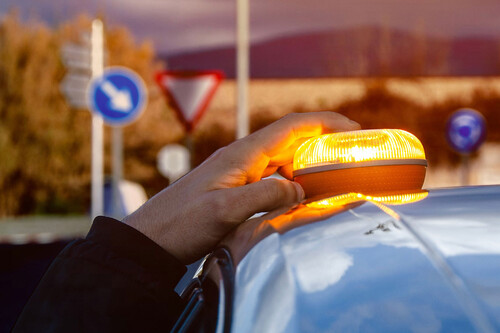 A la venta las únicas luces V16 conectadas a la DGT de Telefónica y Vodafone. Qué precio tienen, cómo funcionan y cuánto duran