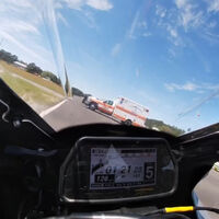 ¡Irresponsabilidad extrema! Una ambulancia cruza por mitad de un circuito y dos pilotos están a punto de no contarlo