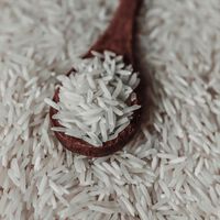 Lavar el arroz antes de cocinarlo no es solo porque la comida quede mejor. Esta es la importantísima ventaja de hacerlo 