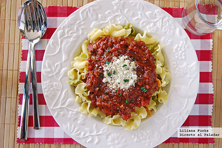 Gigli con salsa de tomate y chocolate negro. Receta de pasta