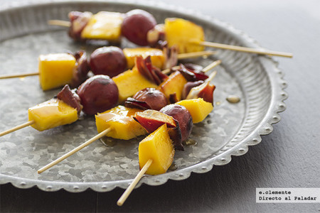 Brochetas de jamón de pato, mango y uvas. Receta