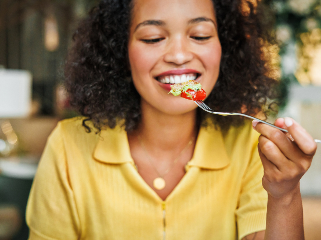 Você é o que come: entenda o motivo de como estes alimentos podem te fazer cheirar bem ou mal 
