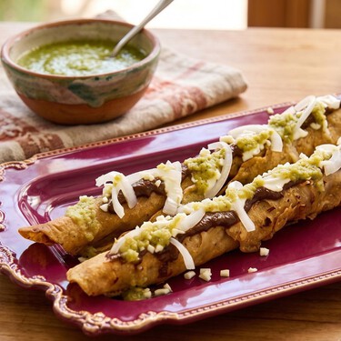 Cómo hacer trancas de picadillo al estilo Uruapan: las flautas callejeras de mole con salsa 