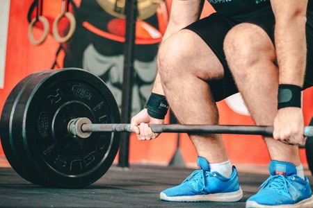 Cinco variantes del peso muerto que puedes hacer en el gimnasio para trabajar glúteos y piernas