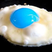 Ya tenemos una medida para determinar si es más rápida la IA o un editor humano: huevos fritos con yemas azules 