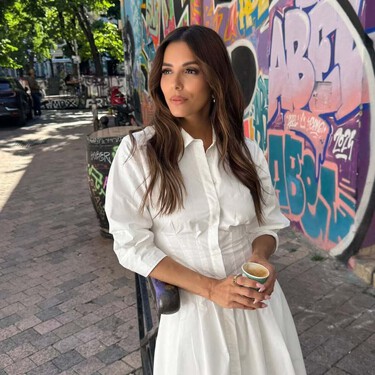 El truco definitivo de Eva Longoria para llevar vestidos largos con sandalias planas y que estilicen, incluso si eres bajita 